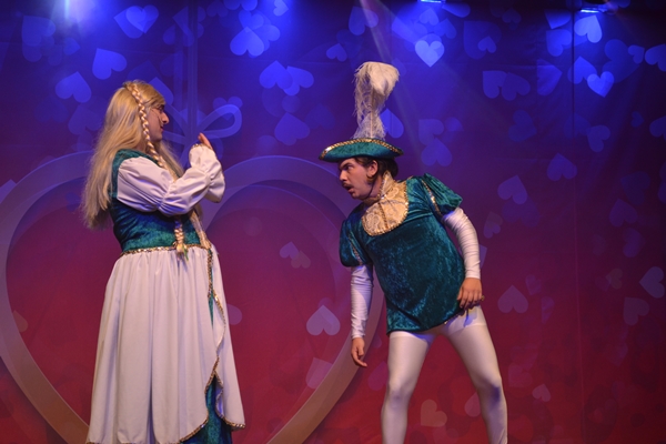 Espetáculo ‘Amar é Brega’, em cartaz no Teatro Marista