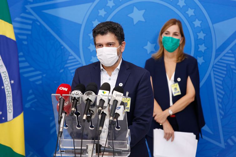 Covid-19: Brasil tem 881 mortes registradas em 24h e chega a 12,4 mil