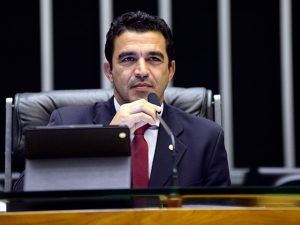 Proposta estabelece piso salarial de R$ 6,5 mil para os farmacêuticos