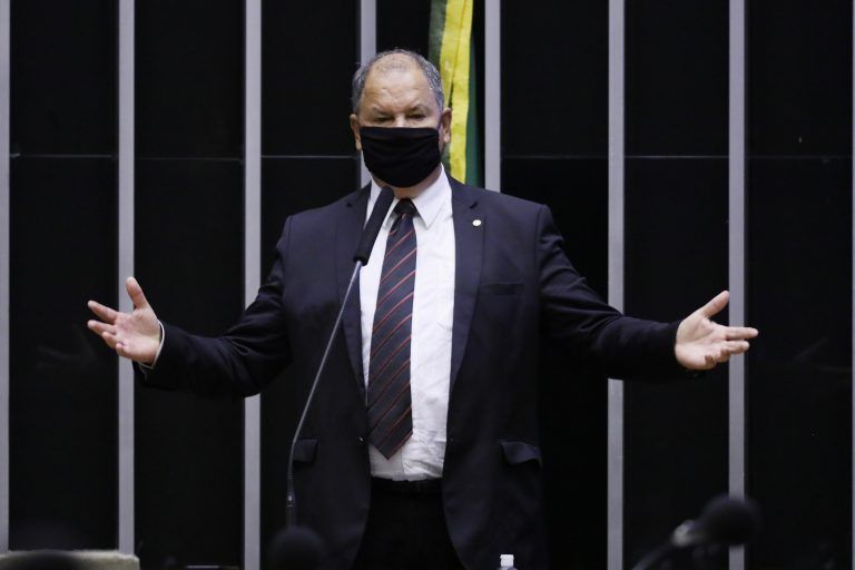 Comissão aprova proposta que obriga uso de cães farejadores na vigilância sanitária de aeroportos