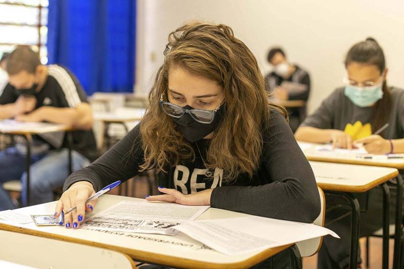 Primeiro dia do vestibular da UEM ocorre com segurança; provas seguem nesta segunda