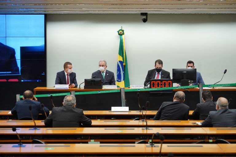 Deputados temem nova variante de Covid-19 e ministro quer ampliar testes