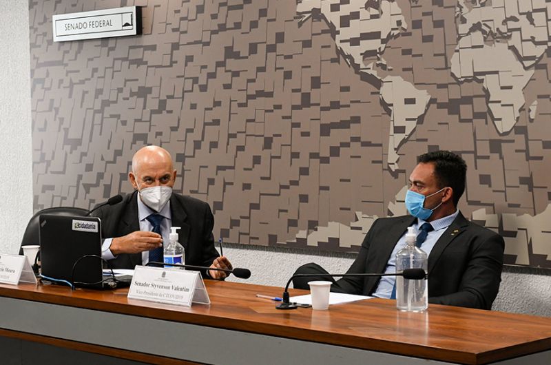 Senadores questionam alta taxa de letalidade no Brasil após intubação