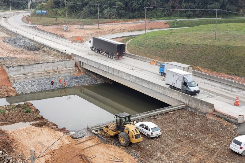 Transporte de vigas para obra na PR-092 afetará o trânsito entre Curitiba e Almirante Tamandaré