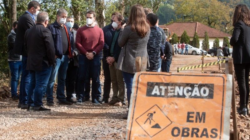 Governador vistoria obras de acesso municipal em Coqueiro Baixo