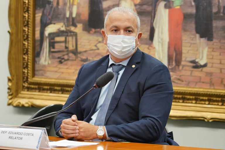 Comissão aprova projeto que permite aposentadoria de funcionário afastado há dois anos por doença grave