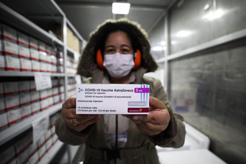 Governo do Amazonas recebe 40 mil doses de AstraZeneca para vacinação de trabalhadores da educação