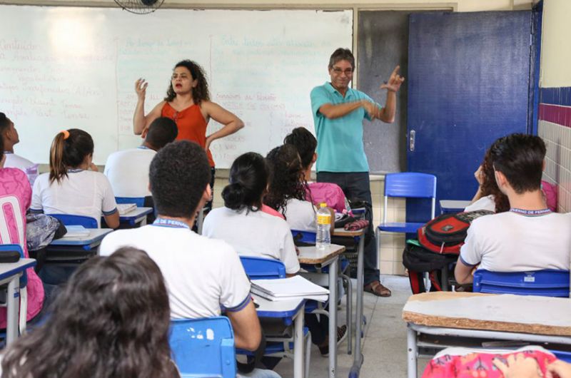 Senado aprova projeto de educação bilíngue para surdos; texto vai à Câmara
