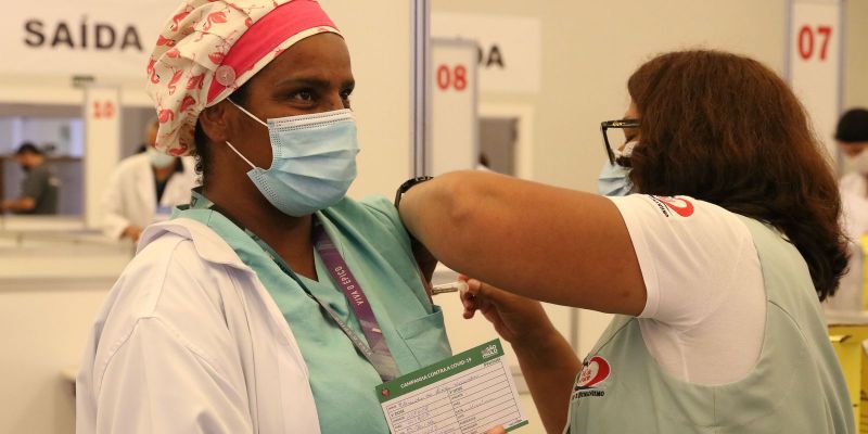 Capital paulista antecipa vacinação de profissionais da área de saúde