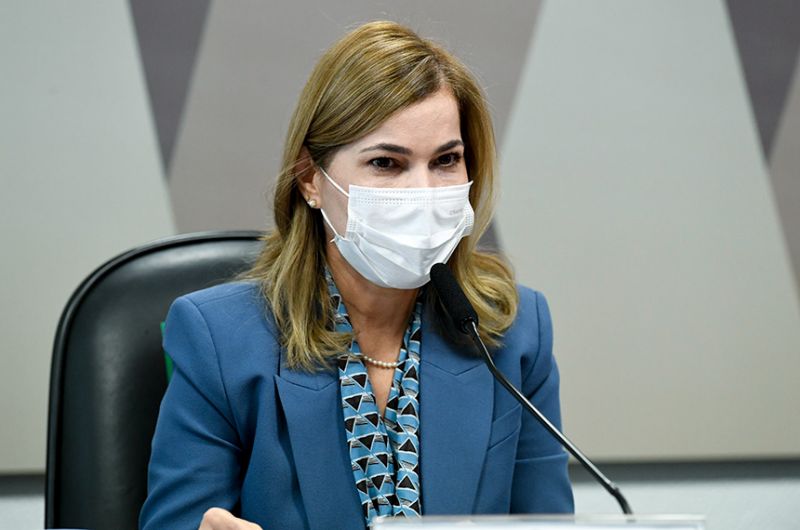 Mayra Pinheiro defende cloroquina e diz que ministério tem autonomia em relação à OMS