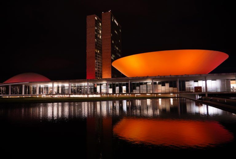 Câmara recebe iluminação laranja em apoio a campanha contra câncer de pele