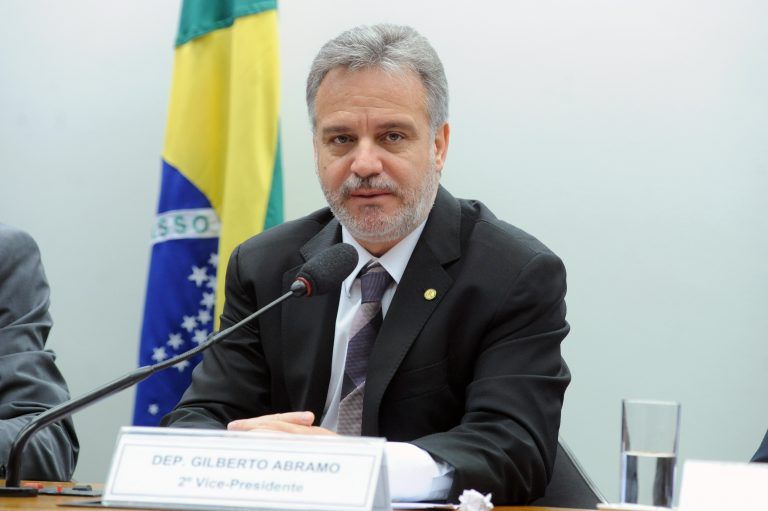 Projeto facilita venda de veículo comprado com isenção por pessoa com deficiência que falecer