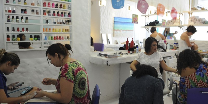 Dermatologistas divulgam guia de cuidados para uso de unhas de acrigel