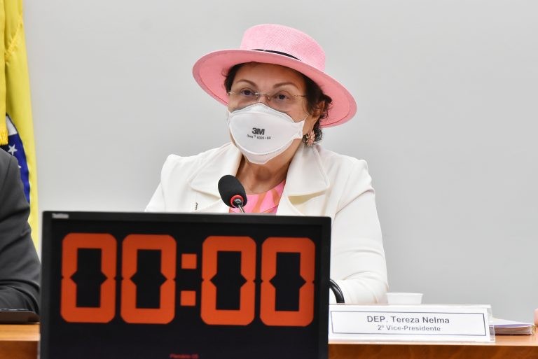 Debatedoras destacam descumprimento das leis que garantem reconstrução da mama para mulheres com câncer