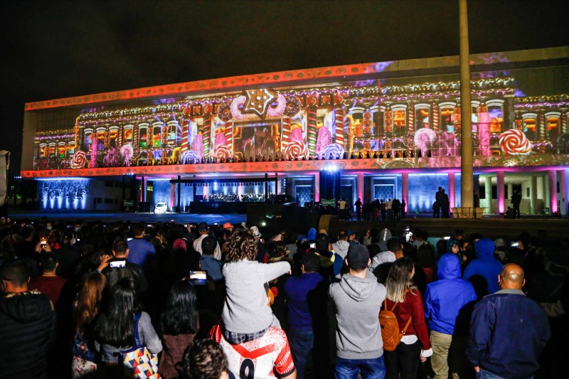 Primeira apresentação do Natal no Palácio Iguaçu é um espetáculo de fogos, luzes e música