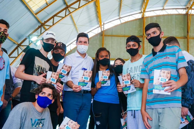 Governo entrega kits de robótica e apresenta programa do primeiro emprego na RMC