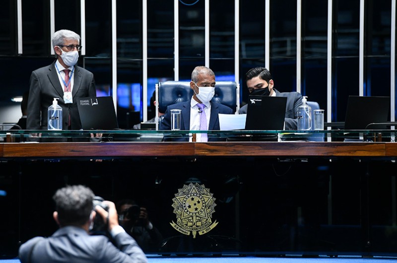 Romário preside sessão do Senado desta quarta-feira