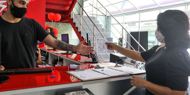 Vacina Amazonas: no Outubro Rosa, imunossuprimida em tratamento de câncer de mama toma dose de reforço