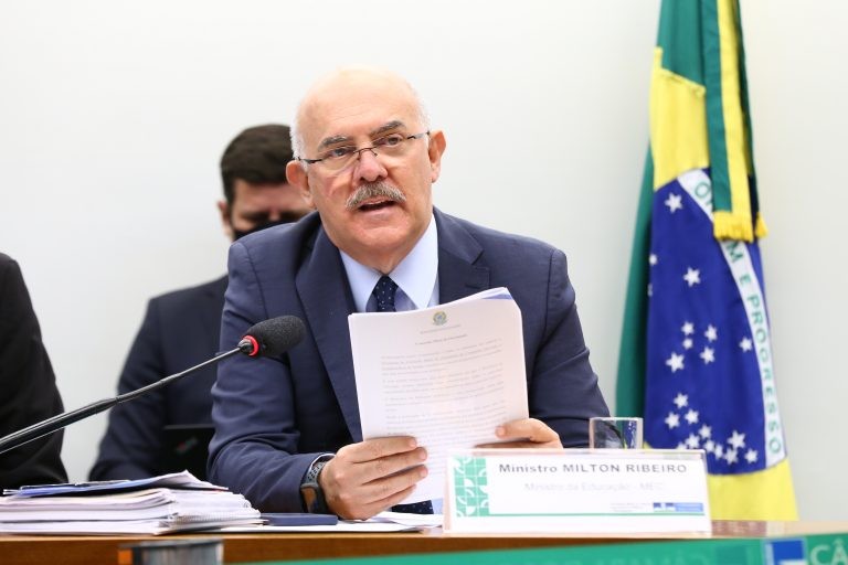 Ministro da Educação nega interferência do governo nas provas do Enem