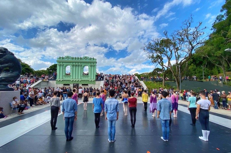 Escola de Dança Teatro Guaíra entusiasma o público no Parque São Lourenço