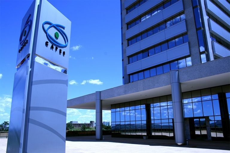 Comissão discute financiamento de programas de formação de professores