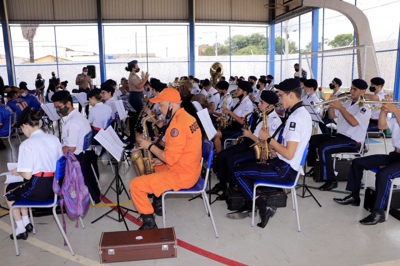 Escola-cívico militar do Riacho Fundo II recebe instrumentos musicais