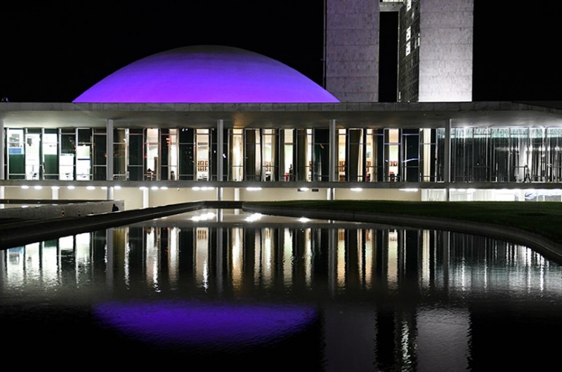 Senado é iluminado de roxo para reforçar campanha de conscientização sobre psoríase