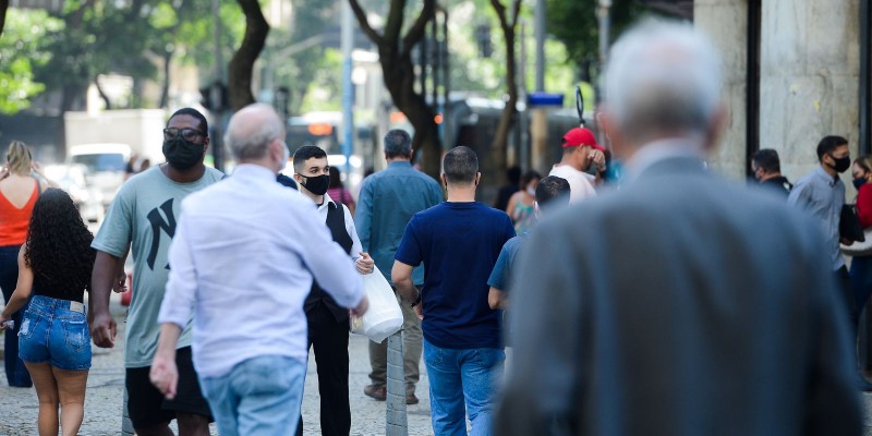 País tem 600 mil óbitos, mas pandemia dá sinais de desaceleração