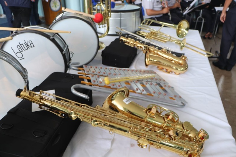 Escola cívico-militar do Itapoã recebe instrumentos musicais 