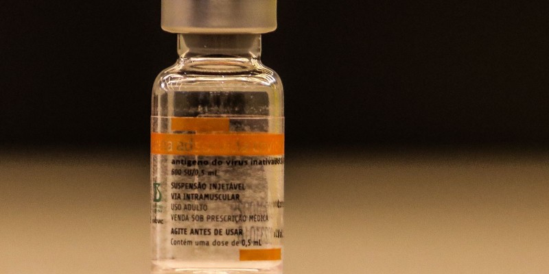 Visitantes da Expointer começam a receber porta-máscaras distribuídos pela Secretaria da Saúde