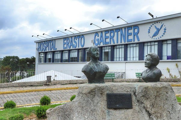 Referência em tratamento de câncer, Hospital Erasto Gaertner recebe apoio do BRDE