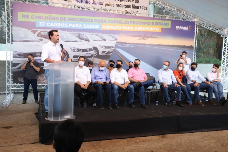Em Cornélio Procópio, governador entrega carros para a saúde e distribui uniformes escolares