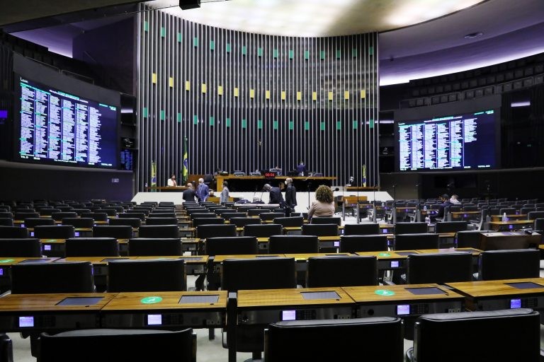 Deputados aprovam acordo de cooperação com a Suíça; acompanhe a sessão