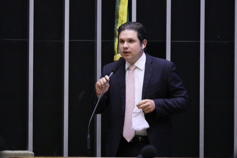 Comissão aprova limite a pagamento de precatórios e mudanças no teto de gastos