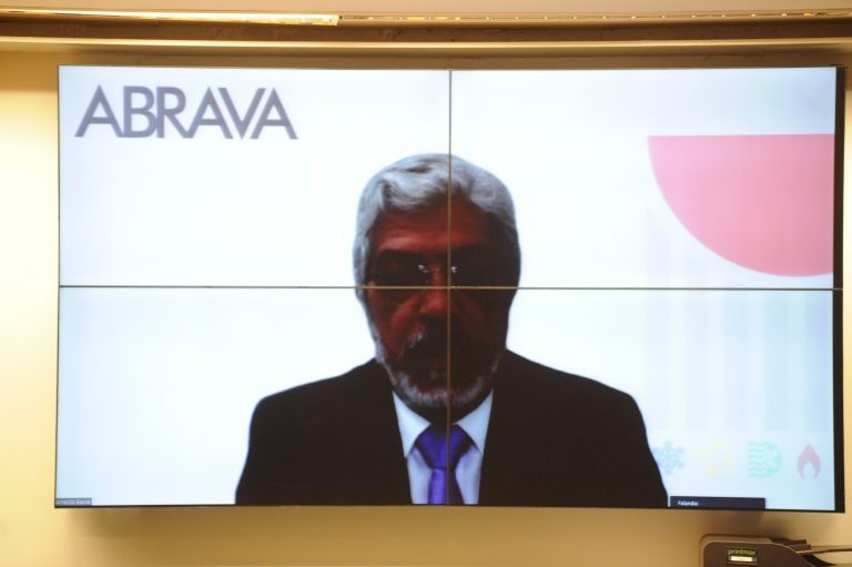 Participantes de debate apoiam ratificação de acordo que prevê a redução no uso de gases de efeito estufa