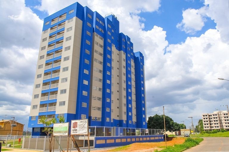 Deputados governistas e de oposição comemoram aprovação de novas regras do Imposto de Renda