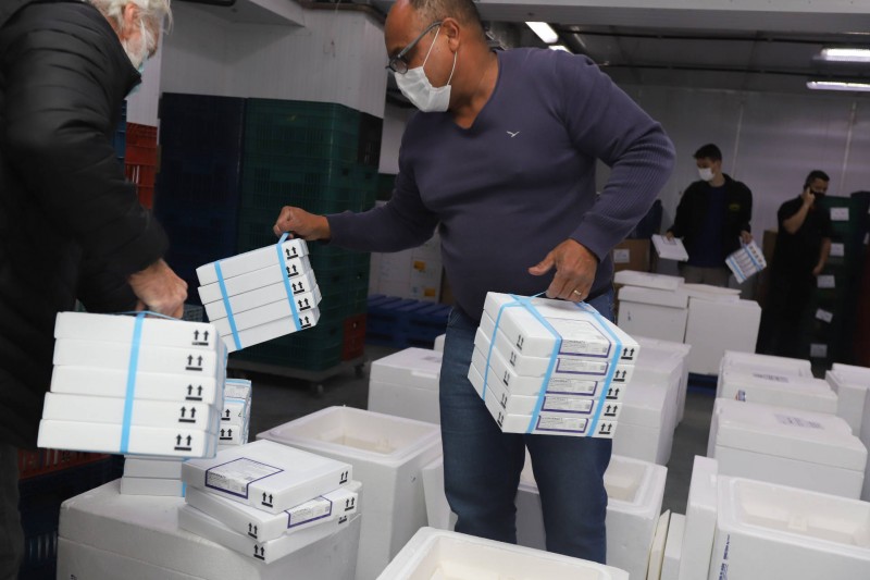 Mais 554,5 mil vacinas contra a Covid-19 chegam ao Paraná; maioria é para dose de reforço