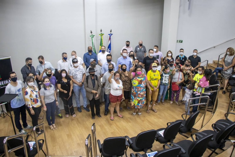 Famílias de Medianeira que moravam em áreas precárias recebem casas novas