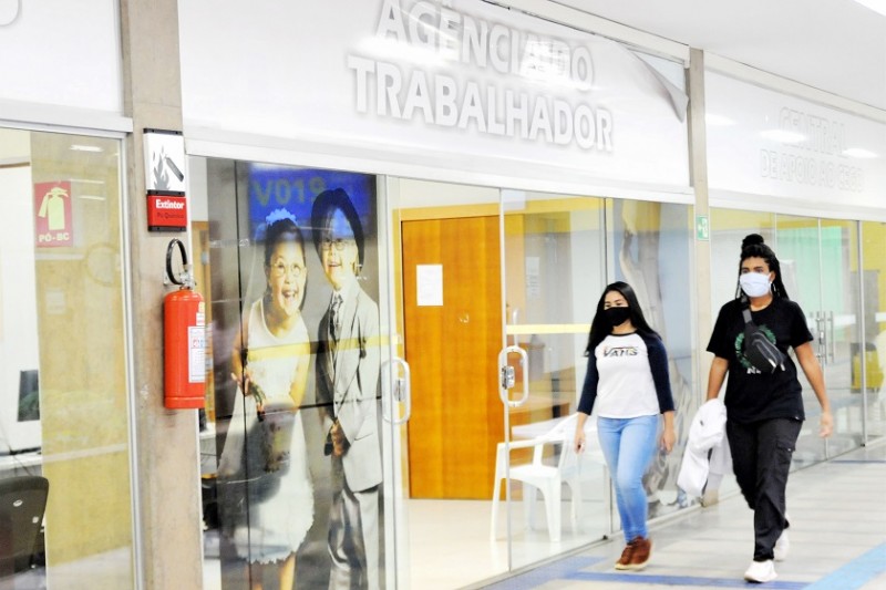Vagas de ensino médio oferecem melhor salário do dia