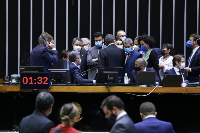 Presidente edita decreto para estudos para expandir sistema energético