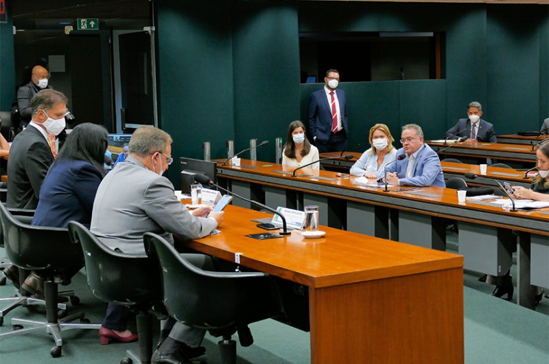 Governo se compromete a repor recursos de bolsas de estudo e pesquisa científica