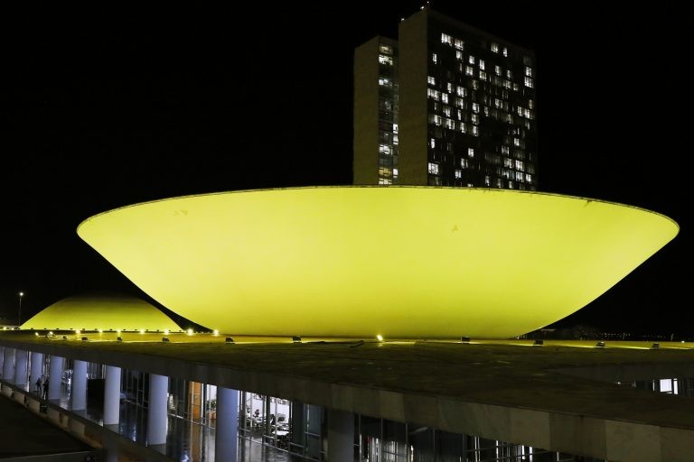 Covid-19: Brasil tem 8,6 mil novos casos e 243 mortes em 24 horas