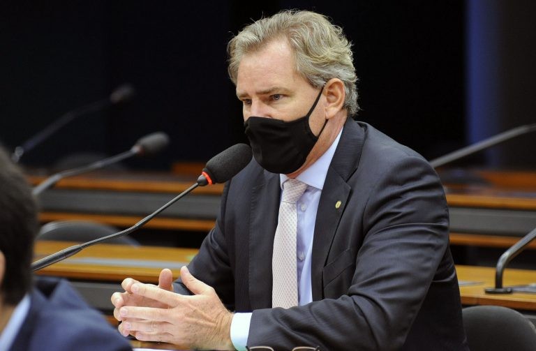 Especialistas alertam para uso de cigarros eletrônicos por jovens