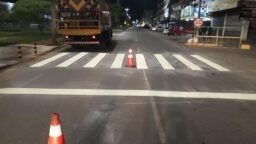 Faixas de pedestres são pintadas para a volta às aulas