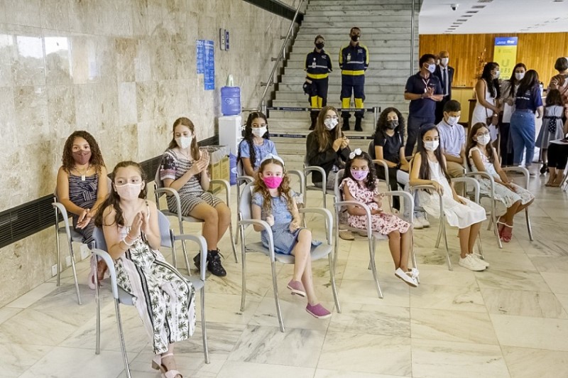 Trabalhos de 12 crianças vão compor calendário 2022 do GDF