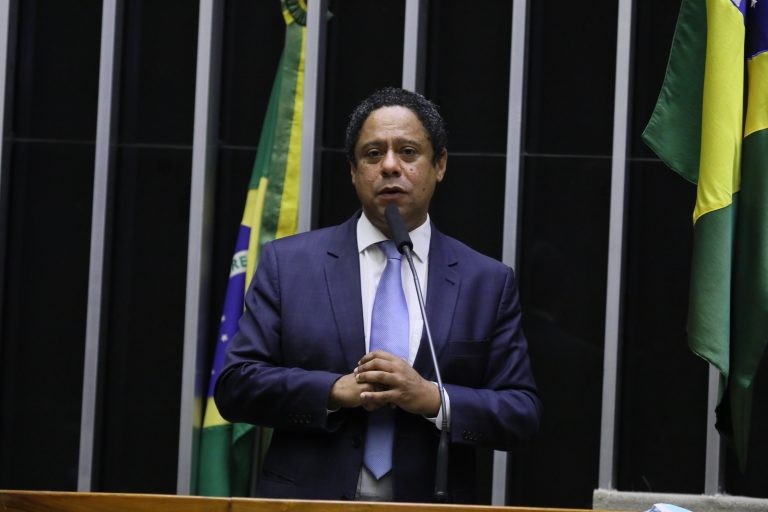 Relator do “PL das Fake News” apresenta relatório final ampliando alcance do texto do Senado