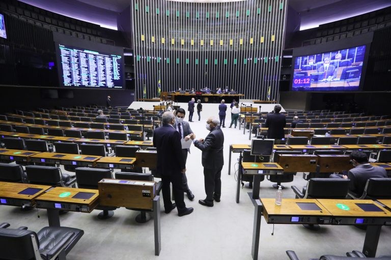 Adiada votação de PL que obriga empresas a vender planos de saúde individuais