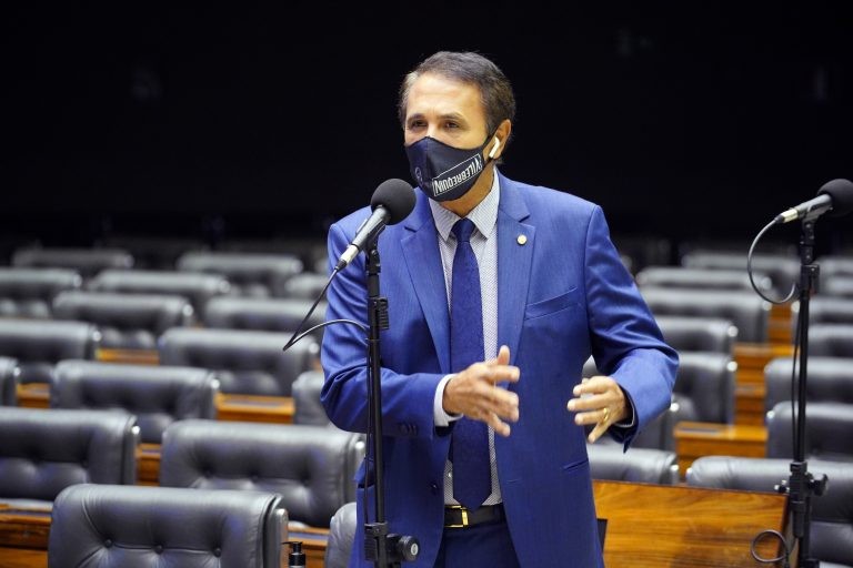 Projeto permite declarar trabalhador com deficiência como dependente do IR