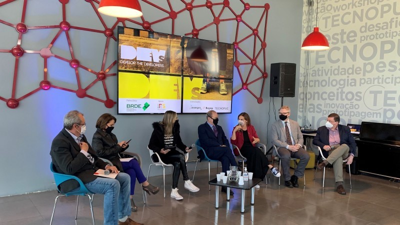 Presidente do Senado diz que é “democracia é inegociável”