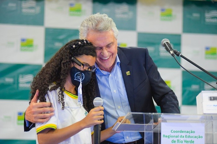 Caiado inaugura colégio da PM, anuncia reforma de escola e entrega Chromebooks a estudantes